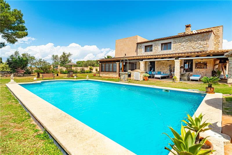 Finca rústica del S.XIX con piscina en solar de 9.507m2 aprox. con casa de invitados,