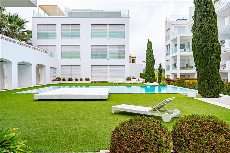 Piso de lujo con acceso directo a la piscina comunitaria