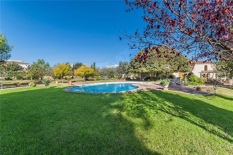 Country house on 4.500 m2 plot of land approx. with pool,