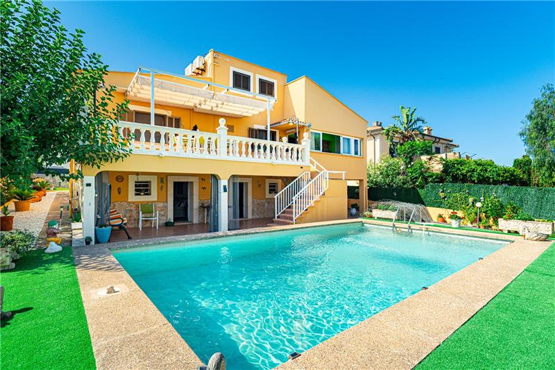 Villa with swimmingpool and partial sea views on a plot of approx. 600m2.
