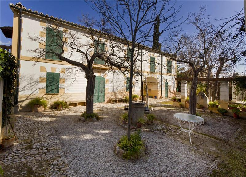 Country house on 40.000 m2 plot of land approx. with hause approx. 330 m2,
