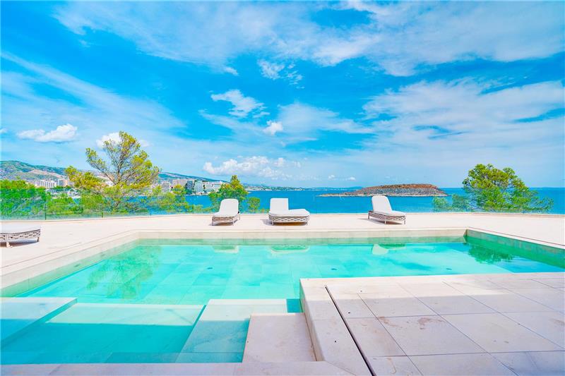 Single-family house on a plot of approx. 1.290 m2 in 1st sea line with private access in Cala Vinyas,