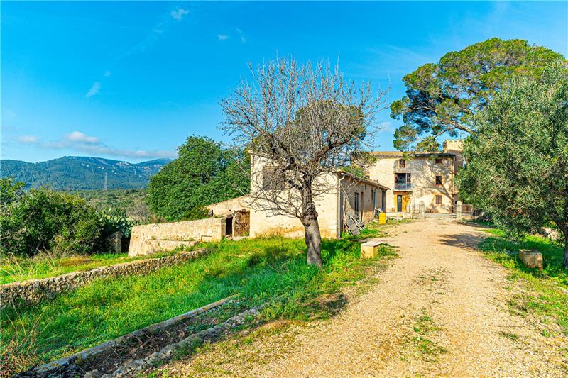 Casa señorial mallorquina en solar de 85.000m2 aprox.,