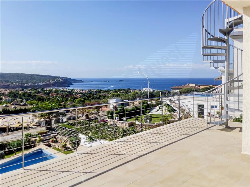 Detached chalet on 850 m2 plot of land approx. Approx.400 m2 with sea views,