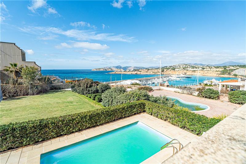 Villenhaus in erster Meereslinie mit Pool und Meerblick auf einem ca. 500 m² großen Grundstück,