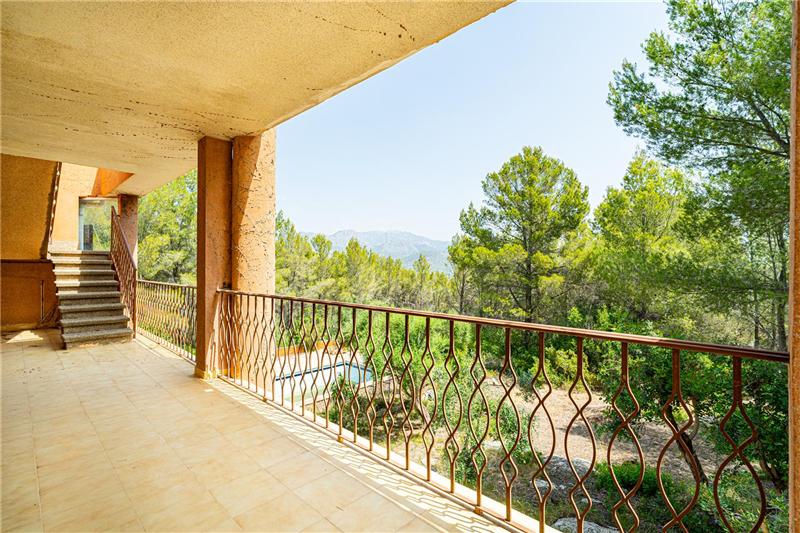 Villa mit Schwimmbad auf einem Grundstück von 1.789m2 ca., privilegierte natürliche Umgebung.