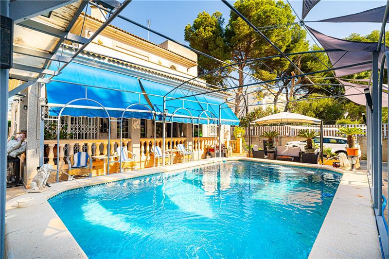 Charaktervolles Chalet nur wenige Meter vom Meer entfernt, mit Pool. Touristenlizenz.