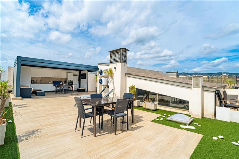 Designer-Penthouse mit ca. 240 m² in einer Wohnanlage mit Pool in der Gegend Zona Colegios.
