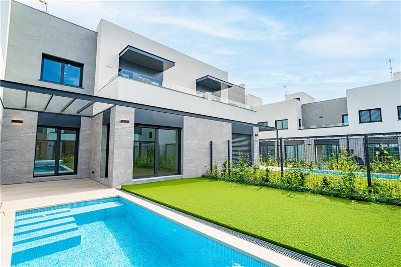A estrenar. Adosado de diseño con piscina privada,