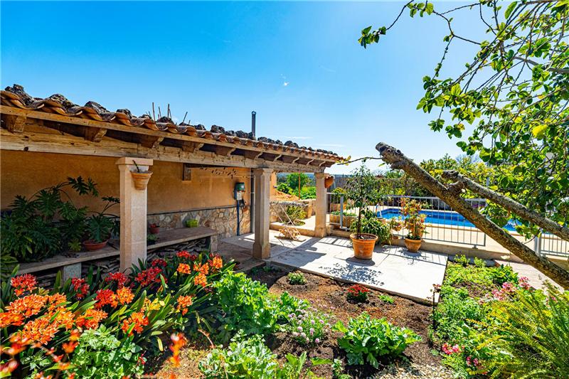 Chalet unifamiliar con piscina en solar de 453m2 aprox.,