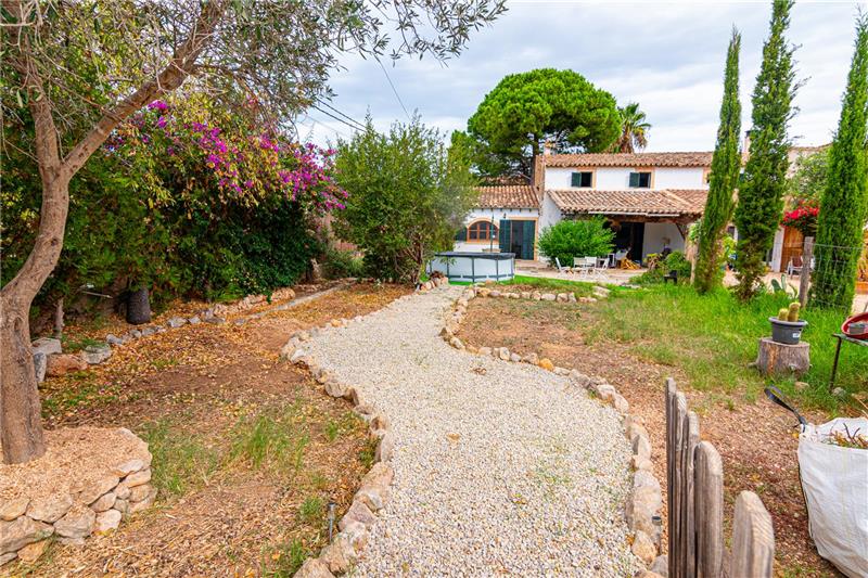 Semi-detached house on a plot of approximately 350m2.