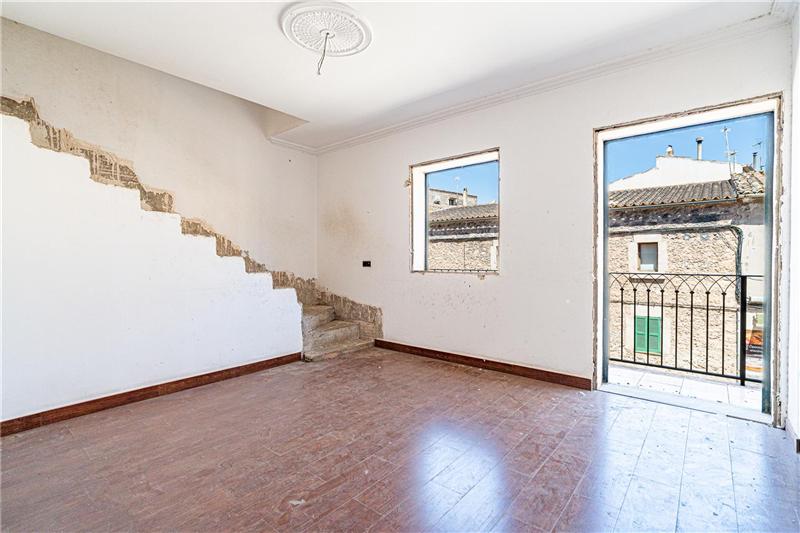 Wohnung im 1. Stock mit offener Decke, ca. 84 m², zu verkaufen