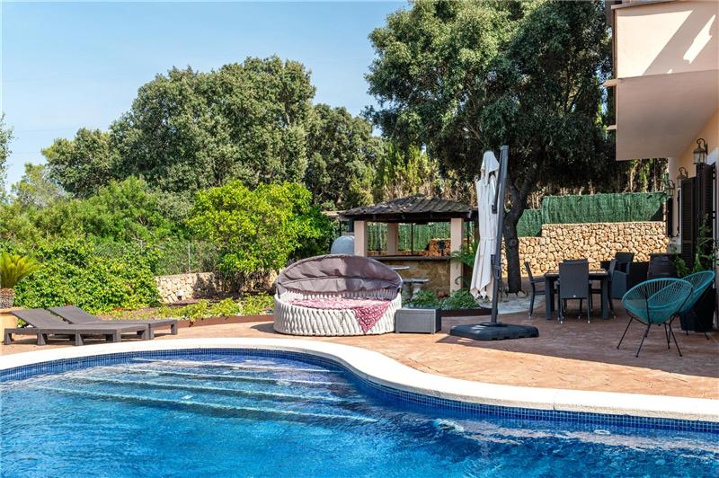 Chalet unifamiliar con piscina en solar de 900m2 aprox.,