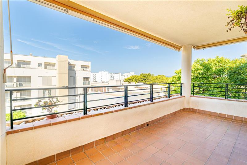 Piso  de 124m2 aprox. con terraza en residencial con piscina comunitaria