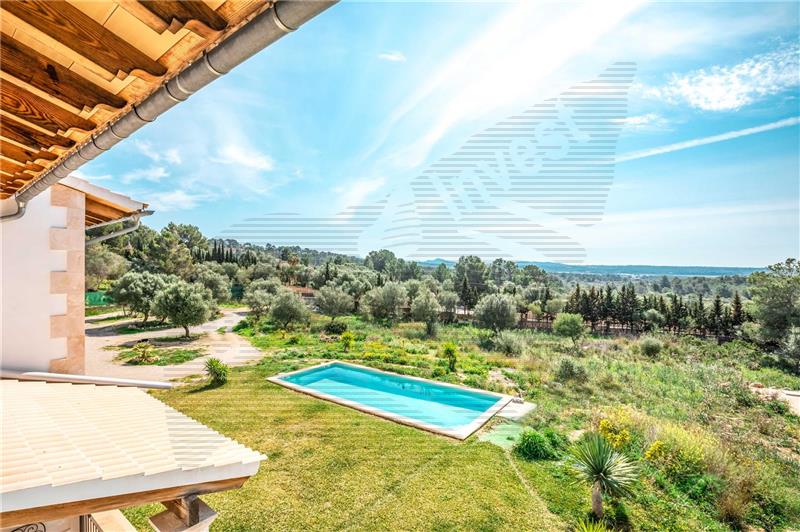 Detached villa on a plot of approx. 8.500 m2 with views to the bay,