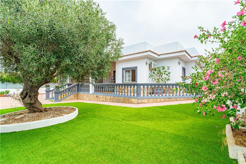 Einfamilienhaus mit Pool auf einem ca. 1.100 m² großen Grundstück,