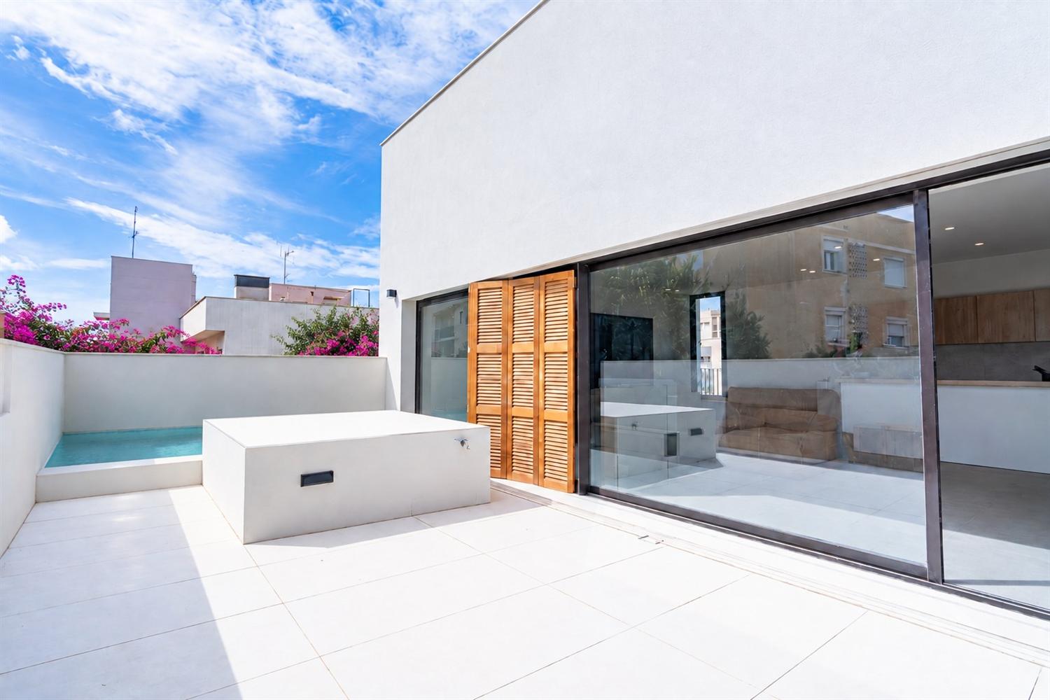 Neubau. Exklusives Penthouse aus dem Neubau mit Pool, eigener Sonnenterrasse und Meerblick,