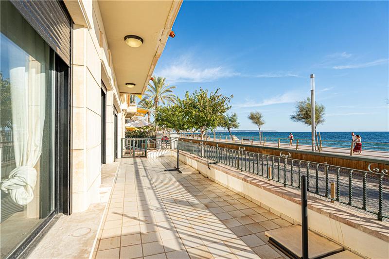 Erdgeschosswohnung mit großen Terrassen direkt am Strand in Molinar,